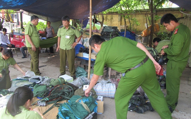 Thu giữ hàng nghìn quân trang bày bán trái phép