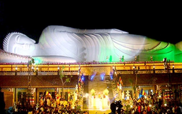 Tượng Phật nằm trên mái chùa dài nhất châu Á