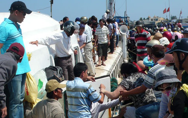 Hàng trăm hành khách bị bỏ... quên trên đảo Lý Sơn