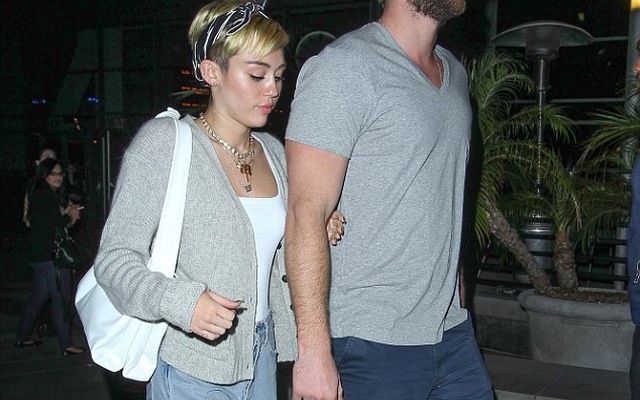 Liam Hemsworth trở lại bên cạnh Miley
