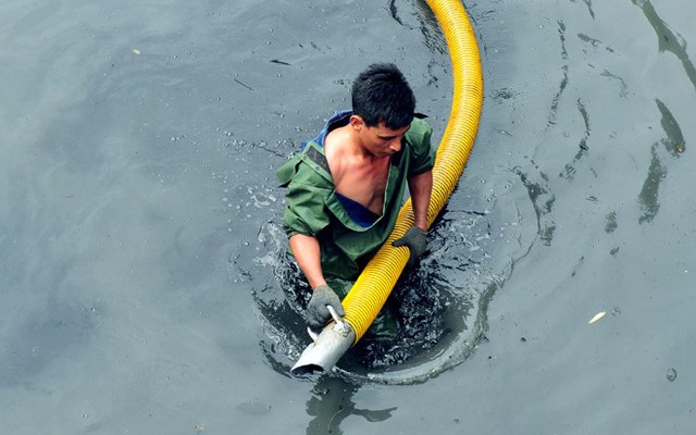 Dấn thân trong cống ngầm mưu sinh mùa mưa bão