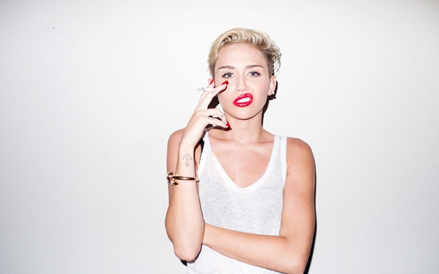 Miley Cyrus nổi loạn hút thuốc, trồng cây chuối