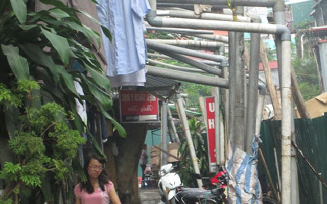 Hà Nội: Kinh hoàng khu tập thể xả phân người ra đường