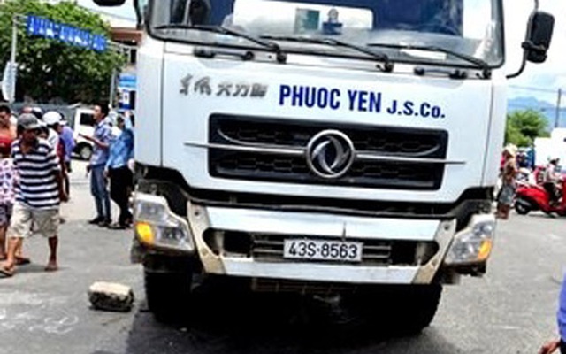 Đà Nẵng: Va chạm với xe trộn bê tông, ba mẹ con tử vong