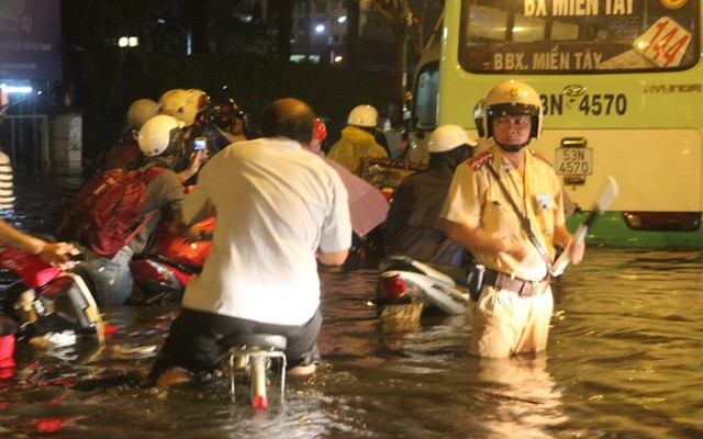 Sài Gòn ngập trong 'biển nước đen'