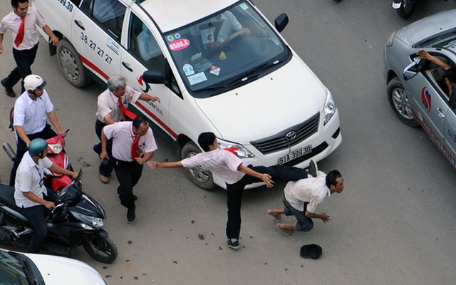 Gần chục tài xế taxi đánh hội đồng tài xế xe tải