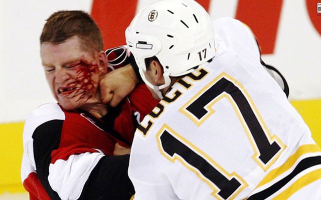 Những “cuộc chiến” đẫm máu trên sân băng Hockey