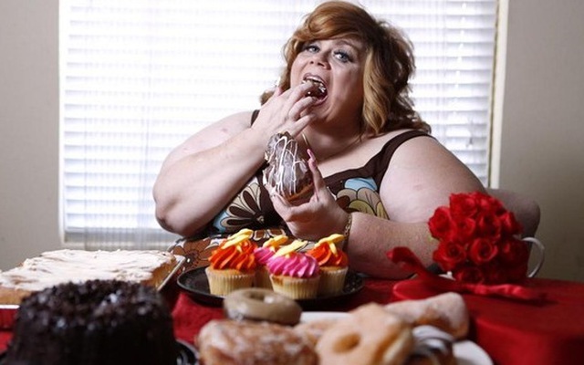 Người phụ nữ béo phì nghiện ăn trong lúc làm "chuyện ấy"