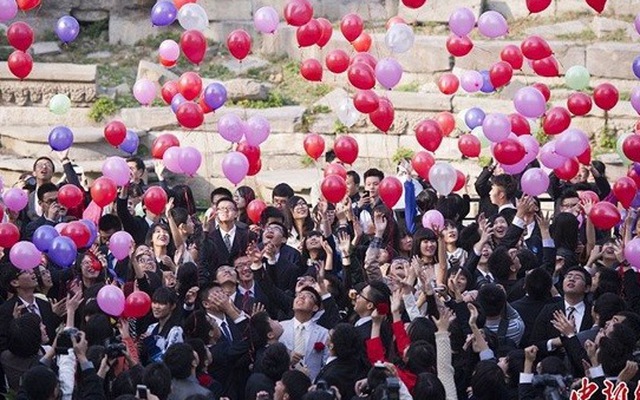 Trung Quốc: 600 bạn nam nữ rộn ràng tham gia lễ trưởng thành