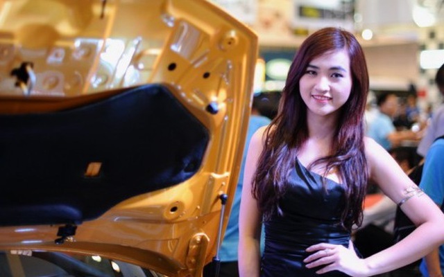 Dàn chân dài toả sáng tại Vietnam Motor Show 2013