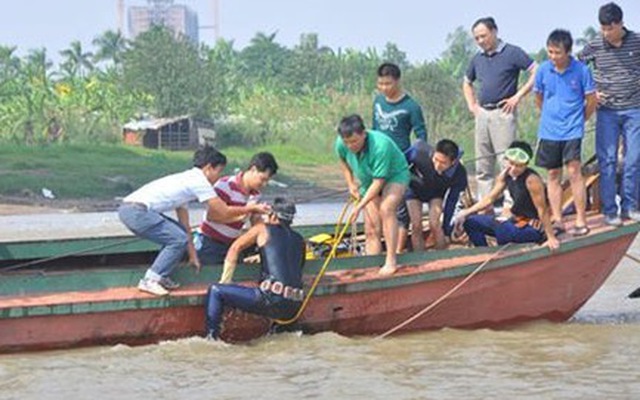 Vụ ném bệnh nhân xuống sông Hồng: Chuyển phương án tìm vớt xác