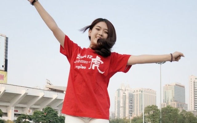Fan nữ Trung Quốc khoe ảnh cổ vũ gây "sốt"