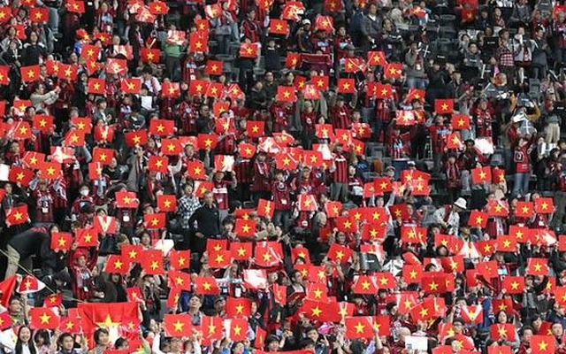 Công Vinh chia sẻ hình ảnh cờ đỏ sao vàng tràn ngập SVĐ Nhật Bản