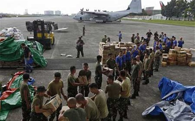 Philippines: Ngập hàng cứu trợ, nạn nhân bão vẫn phải ngóng chờ