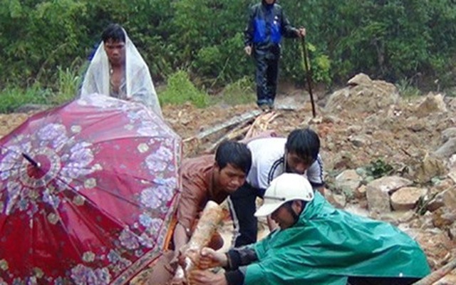 Mưa lớn làm lở núi, chôn vùi hai vợ chồng giữa đêm