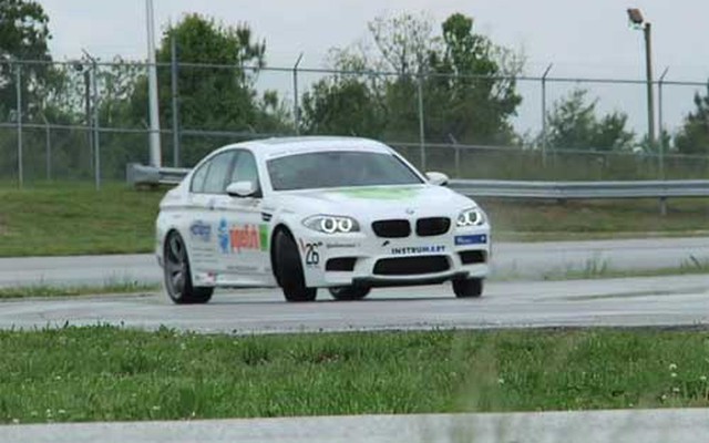 Lập kỷ lục drift với xe BMW liên tục gần 2 giờ