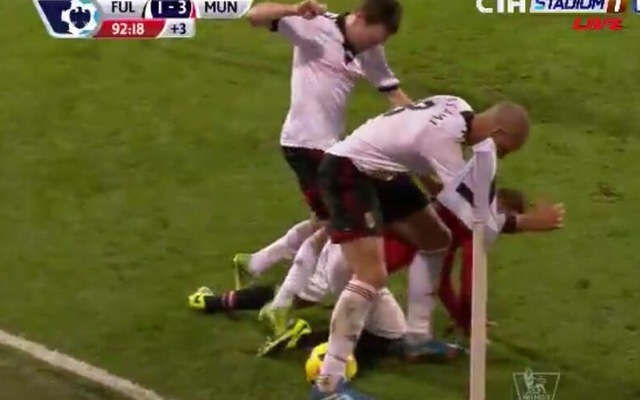 Januzaj bị cầu thủ Fulham vây “đánh hội đồng” cuối trận