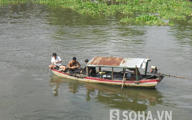 Tàu hỏa "húc" văng người đàn ông xuống sông Sài Gòn