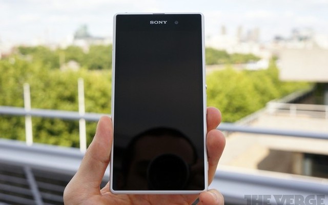 Cận cảnh Sony Xperia Z1 với thiết kế thời trang và phụ kiện camer