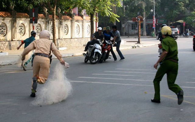 CSGT Thanh Hóa bắn bùi nhùi bắt xe lạng lách