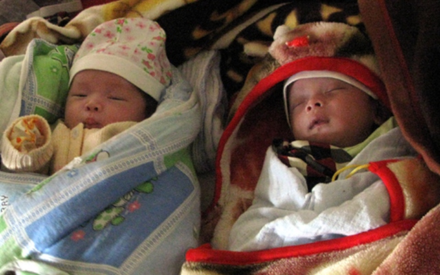 Hình ảnh hai bé song sinh từ tinh trùng người cha đã khuất