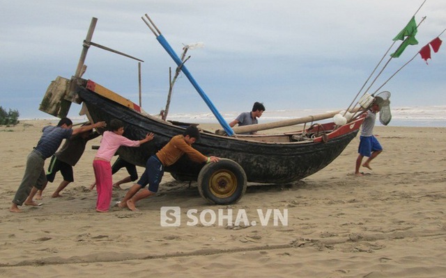 Thanh Hóa: Siêu bão Hải Yến vừa qua, dân lao ra biển đánh bắt