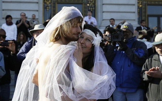 Bị cảnh sát bắt vì khỏa thân làm đám cưới giữa đường phố