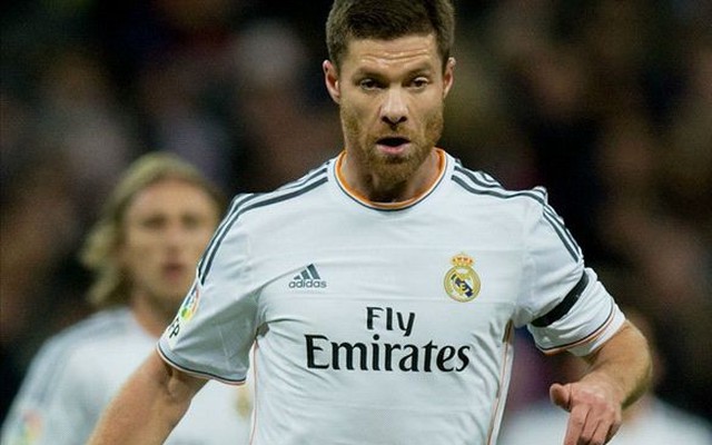 Xabi Alonso gặp phải chấn thương "dị"