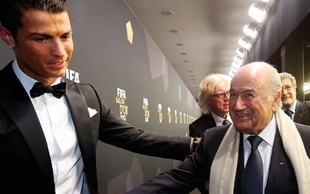 Ủ tình riêng với Messi, Chủ tịch FIFA lên tiếng xin lỗi CR7