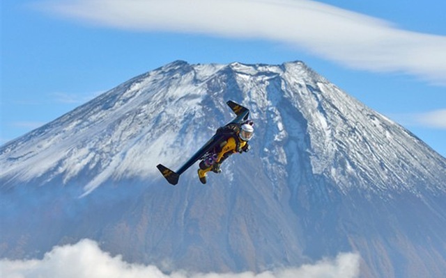 "Người hỏa tiễn" lập kỳ tích bay qua núi Phú Sĩ