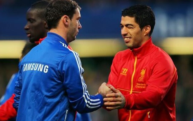 Suarez nháy mắt trêu tức Ivanovic trước đại chiến