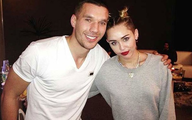Nghi án Podolski chấn thương, lân la tán tỉnh Miley Cyrus