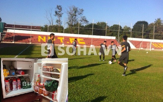 Muỗi, đồ ăn, nắng... thử thách ngoài sân cỏ cho U23 Việt Nam