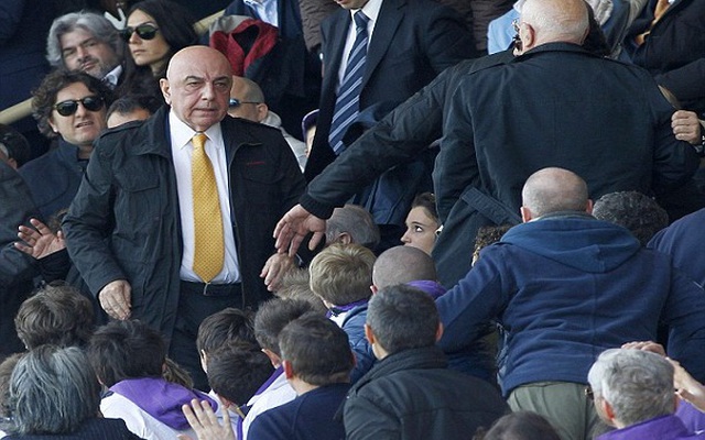 Phó chủ tịch AC Milan cãi nhau tay đôi với CĐV Fiorentina