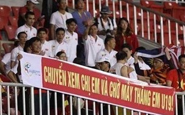Màn cổ vũ “siêu phũ phàng” của NHM dành cho U23 Việt Nam
