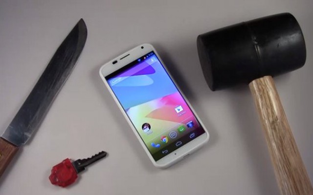 Video: Tra tấn Moto X bằng dao, búa và chìa khoá