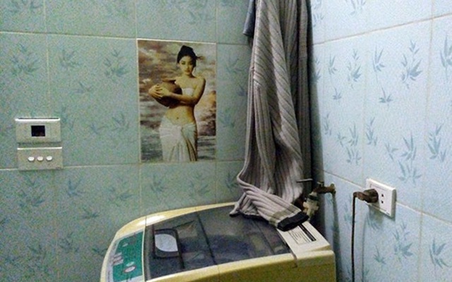 Phòng tắm của sư Phượng có tranh thiếu nữ khoe thân