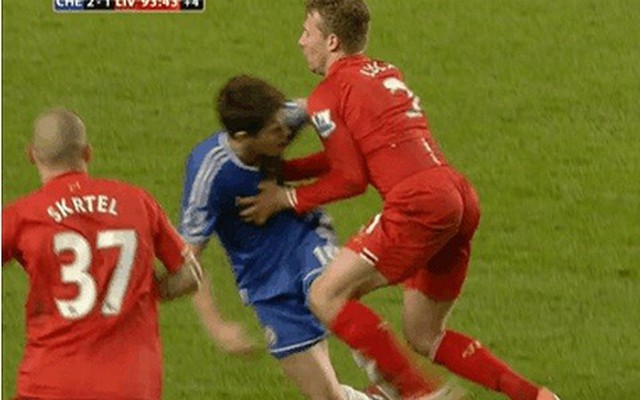 Cầu thủ Liverpool đánh Oscar ngay trên sân