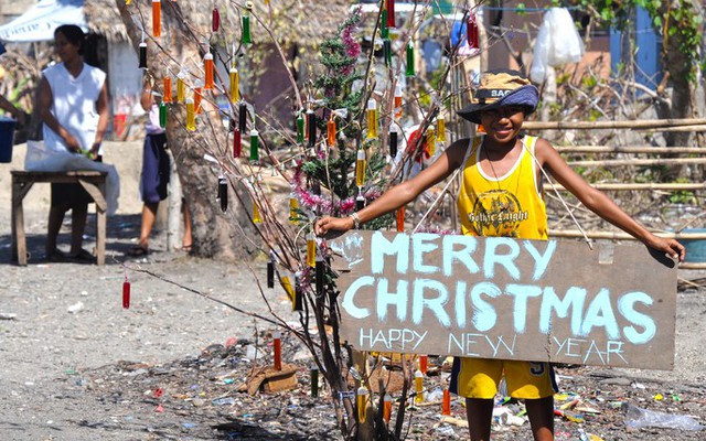 Xúc động cảnh người dân Philippines đón Noel sau siêu bão