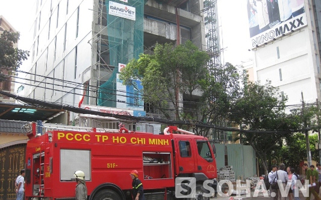 TP.HCM: Cháy tòa nhà, nhiều công nhân hoảng hốt tháo chạy