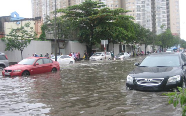 Sài Gòn mưa lớn, đường như sông, ô tô trôi trên đường