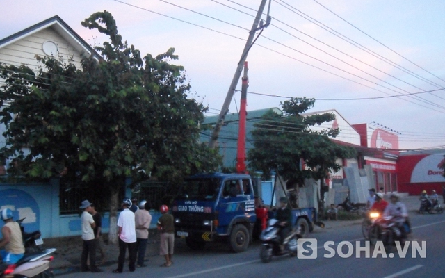 Bình Dương: Rơ moóc tông gãy trụ điện, hàng ngàn hộ dân mất điện