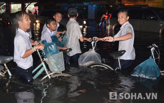 Ngàn lẻ một cách chống đỡ triều cường của người dân TP.HCM