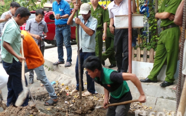 “Khai quật” vị trí bốc cháy kỳ lạ trên mặt đường ở TP.HCM