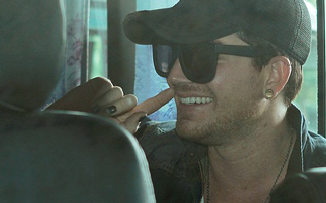 Adam Lambert liên tục "trêu ghẹo" fan hâm mộ Việt
