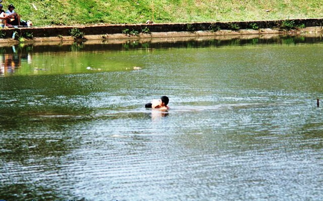 Nghỉ lễ đi dã ngoại, nam thanh niên chết đuối dưới hồ Mai Thành
