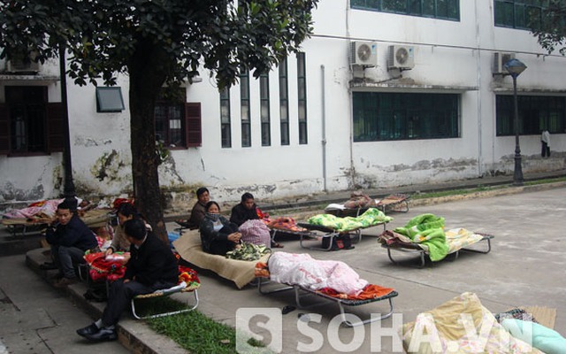 Bệnh nhân quá tải, người nhà co ro trong giá lạnh tại BV Bạch Mai
