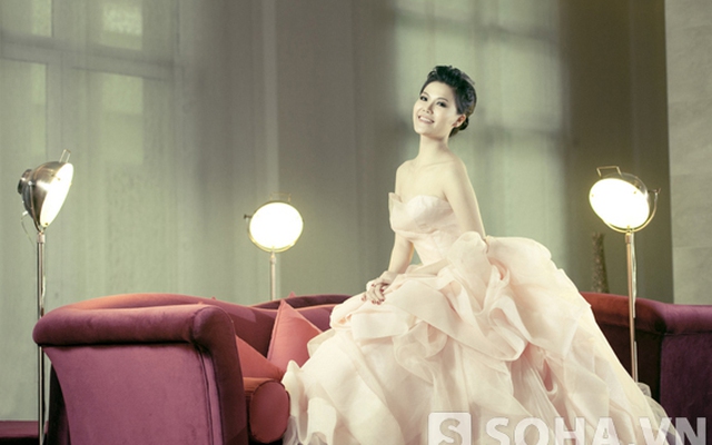 Người mẫu Đoàn Trang Nhung tha thướt cùng váy dạ hội