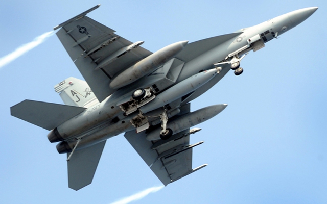 “Siêu ong bắp cày” F-18 sẽ thay thế “Tia chớp” F-35C