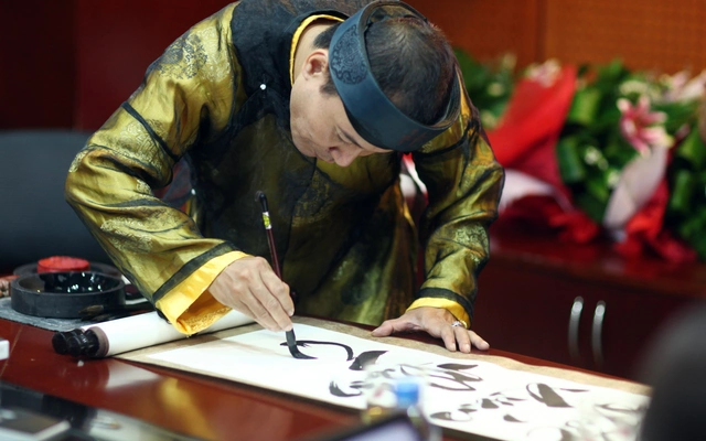 Nhà thư pháp Việt múa bút mừng sinh nhật 103 của Đại tướng Võ Nguyên Giáp